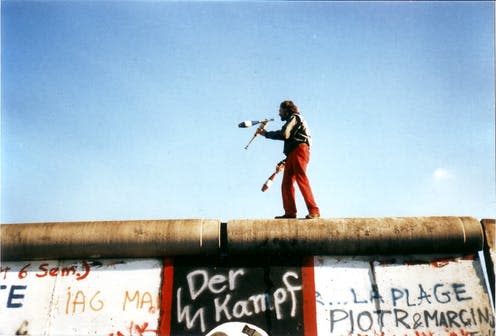   <span class="attribution"><a class="link " href="https://commons.wikimedia.org/wiki/File:Juggling_on_the_Berlin_Wall_2.jpg" rel="nofollow noopener" target="_blank" data-ylk="slk:Yann Forget/Wikimedia Commons;elm:context_link;itc:0;sec:content-canvas">Yann Forget/Wikimedia Commons</a>, <a class="link " href="http://creativecommons.org/licenses/by-sa/4.0/" rel="nofollow noopener" target="_blank" data-ylk="slk:CC BY-SA;elm:context_link;itc:0;sec:content-canvas">CC BY-SA</a></span>