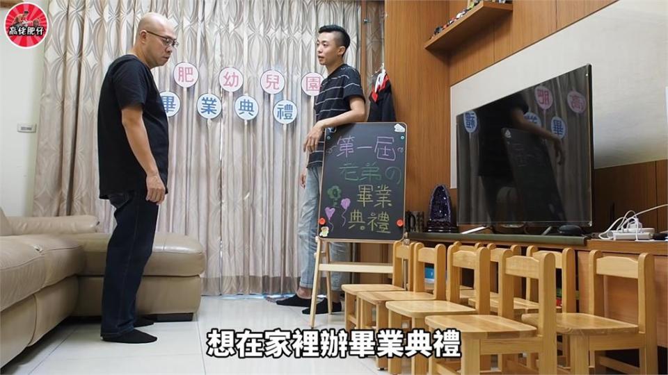 不捨兒子哭泣！香港爸爸家中自辦溫馨畢典　網友感動「直接掉眼淚」