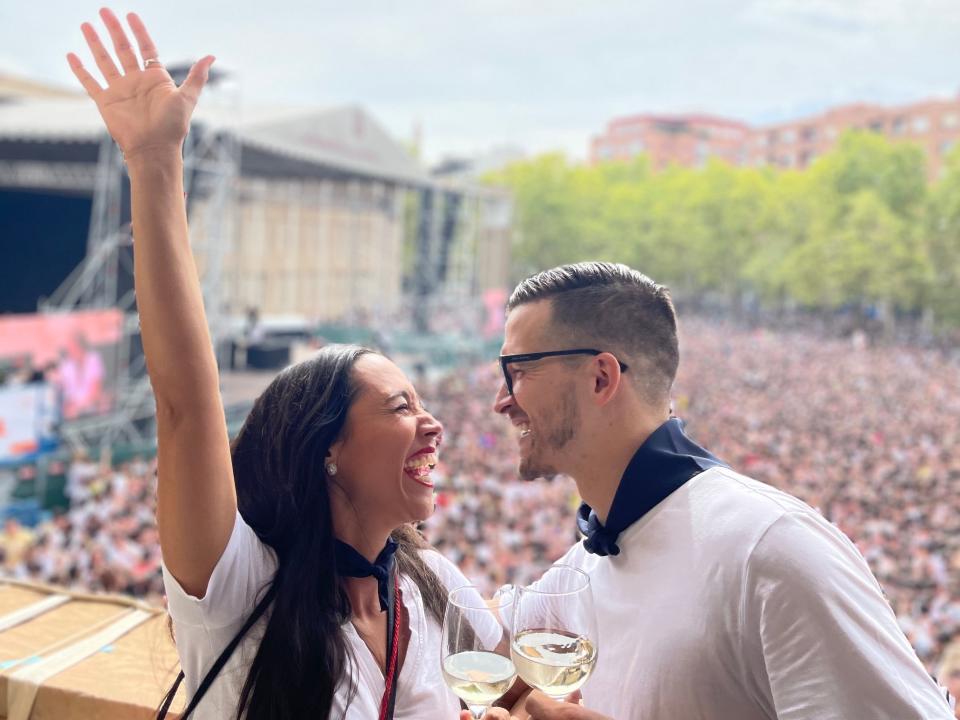 Pareja bebiendo copas de vino blanco en España