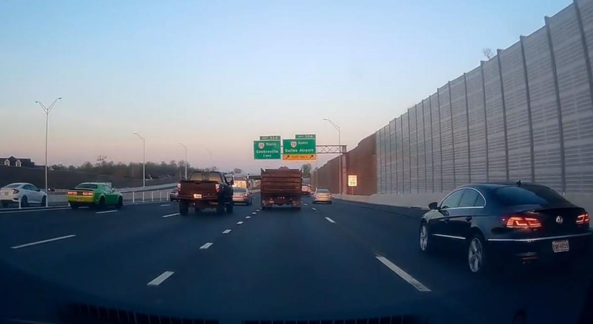 Камерата на таблото заснема смущаващо видео на задния камион мигове преди да се блъска в средната част: „Тези неща трябва да са незаконни“