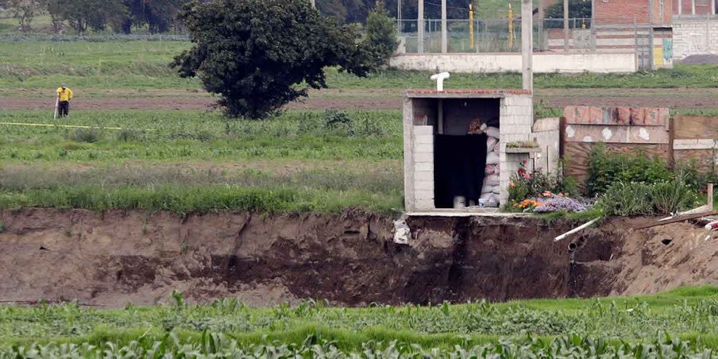 El socavón se traga casa en Juan C. Bonilla