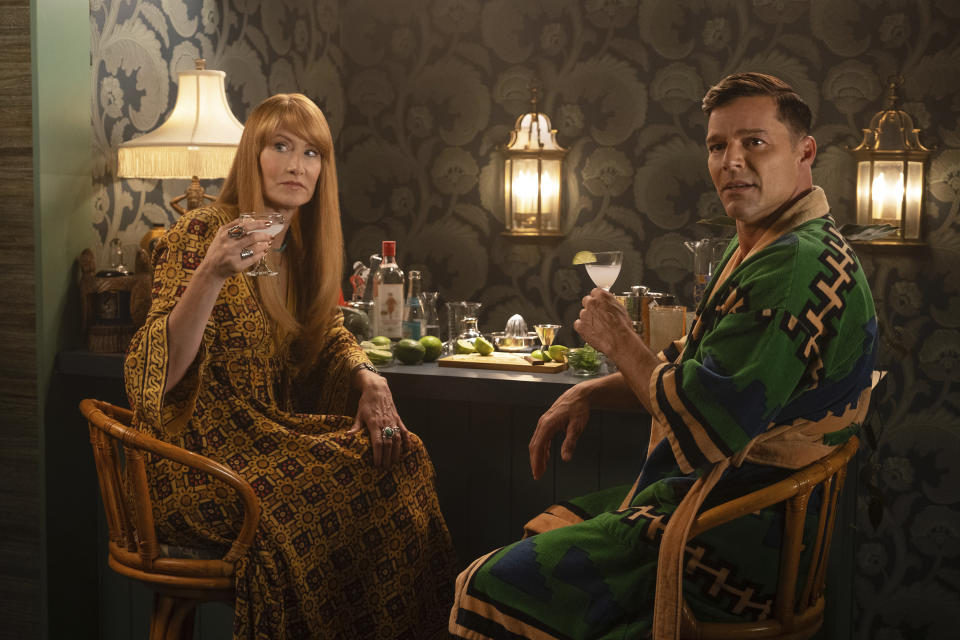 En esta imagen proporcionada por Apple TV+, Laura Dern, izquierda, y Ricky Martin en una escena de la serie "Palm Royale". (Apple TV+ via AP)