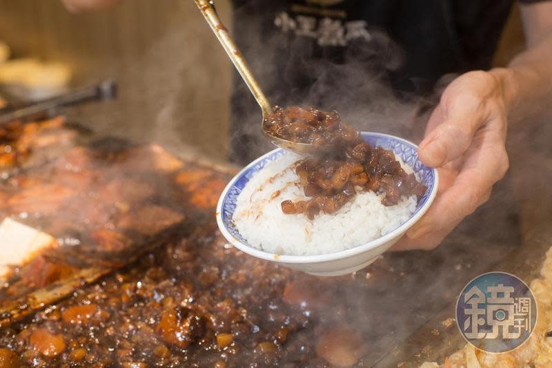 入喉回甘順口的清湯瓜仔肉與黑金油亮的滷肉飯，搭配滷白菜、魯蛋等小菜，讓小王煮瓜在艋舺屹立不搖47年。