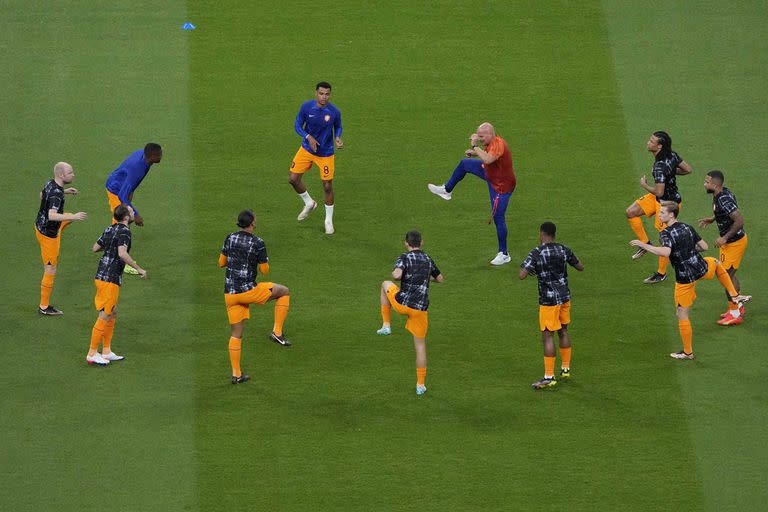 El equipo neerlandés entra en calor antes del partido entre Países Bajos y Qatar