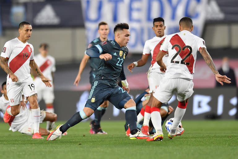 Martínez y el seleccionado debieron manejarse en espacio reducidos, por el juego cerrado que propuso Perú.