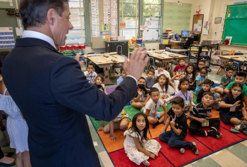 Valley Glen, CA - August 14: Los Angeles Unified School District Superintendent Alberto Carvalho greets first graders at Coldwater Canyon Elementary on Monday, Aug. 14, 2023 in Valley Glen, CA. (Brian van der Brug / Los Angeles Times)