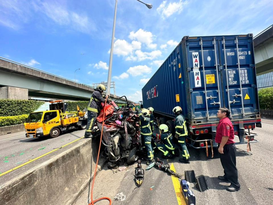 紅車被擠去護欄，車上夫妻雙亡。民眾提供