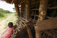 Una niña, hija del agricultor seropositivo Benson Chiyabi, se apoya contra un corral de cabras durante la visita en Chikonga.