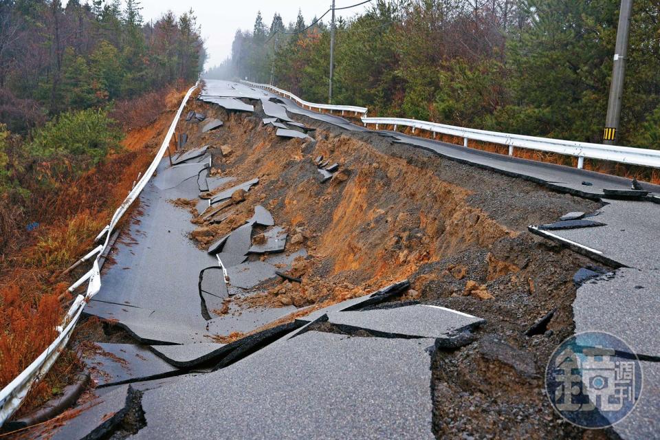 石川縣志賀町往輪島市區的道路，因為強震而嚴重坍方。