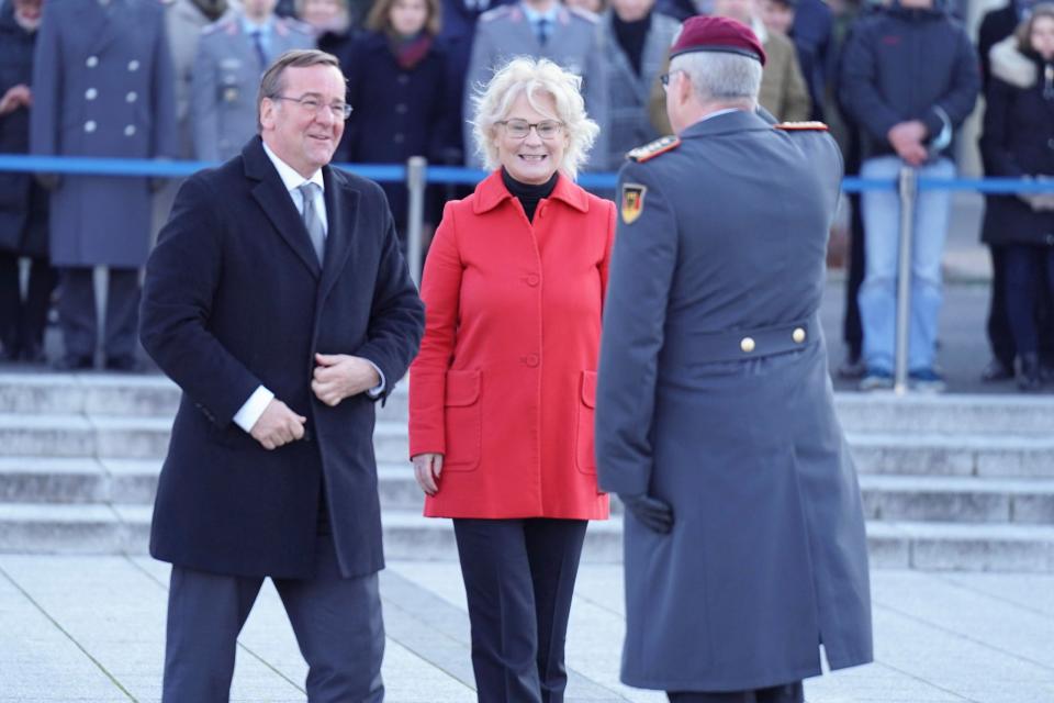 Die frühere Verteidigungsministerin Christine Lambrecht, hier bei der Amtsübergabe an ihren Nachfolger Boris Pistorius - Copyright: picture alliance / Flashpic | Jens Krick