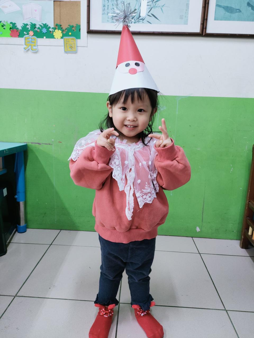 3歲女童蔡旻璿上台背誦「論語學而篇」，朗朗上口且一字不漏背完，成為吸睛焦點。（記者葉進耀攝）