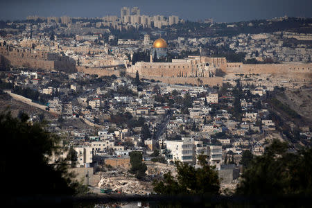 Foto del martes de una vista general de la Ciudad Vieja de Jerusalén. Dic 5, 2017. REUTERS/Ronen Zvulun