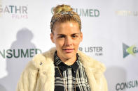 <p>US-Schauspielerin Busy Philipps traute sich 2015 ganz ohne Schminke vor die Fotografen. Statt auf Lippenstift, Puder und Co. setzte sie auf ein verspieltes Fashion-Styling, entschied sich für ein Haarband, eine Tartan-Bluse und Fake-Fur-Jacke. (Bild: Getty Images) </p>