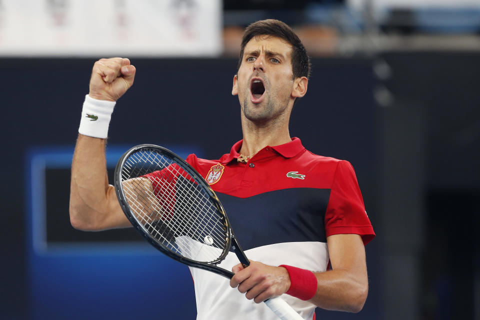 El serbio Novak Djokovic reacciona tras ganar el primer set de su partido de semifinales de la Copa ATP contra el ruso Daniil Medvedev, en Sydney, el 11 de enero de 2020. (AP Foto/Steve Christo)