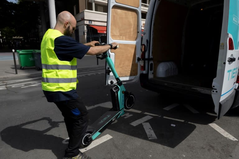 Un employé charge une trottinette électrique dans une camionnette, le 23 août 2023 à Paris (ALAIN JOCARD)