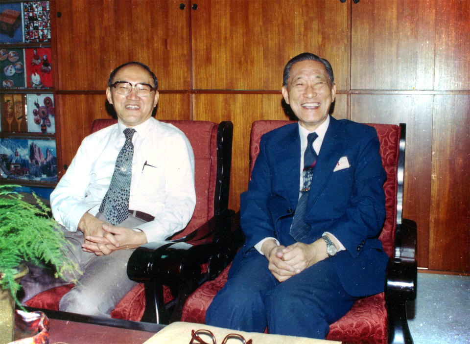 1984年，慈濟醫院首次董事會，推選臺大醫院行政副院長度詩綿(右)教授為慈濟醫院創院院長，曾文賓教授為副院長。