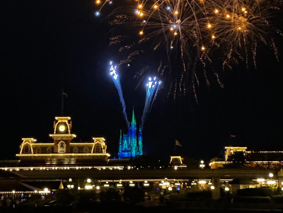 fireworks show at magic kingdom in disney world