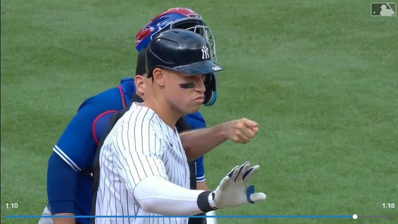 賈吉（Aaron Judge）在被觸身球後揮手叫隊友先冷靜。（圖／翻攝自MLB官網）