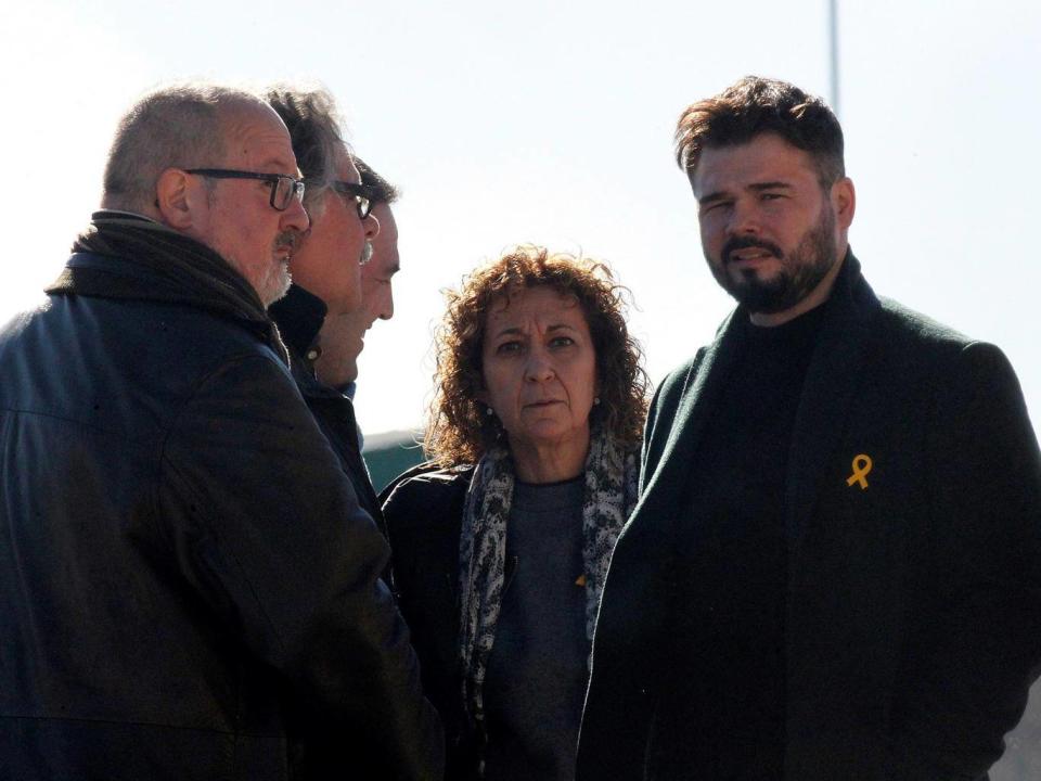 Gabriel Rufian (right) with other ERC MPs outside the Estremera Prison in Madrid this week (EPA)