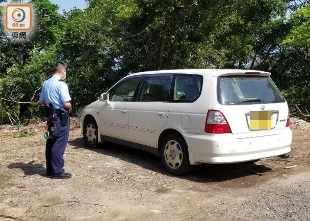 警員把守現場一輛私家車。(吳鎮興攝)
