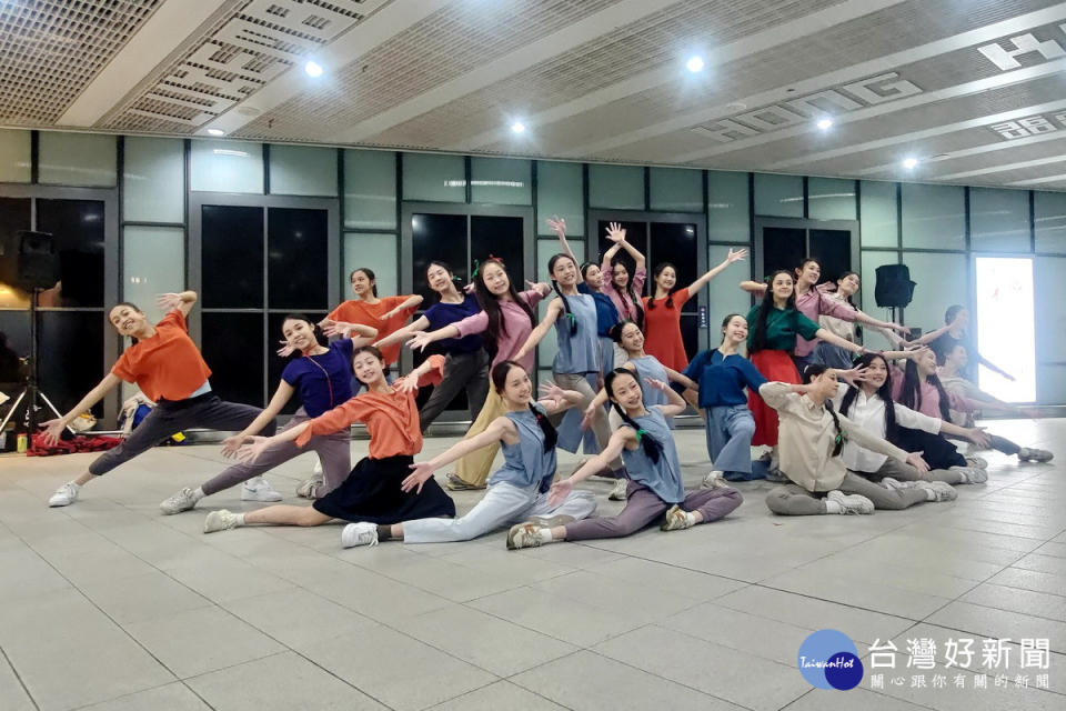 桃園高中舞蹈班於「耶誕舞愛─歡樂滿人間」公益快閃活動，於桃園機場捷運線車站登場。