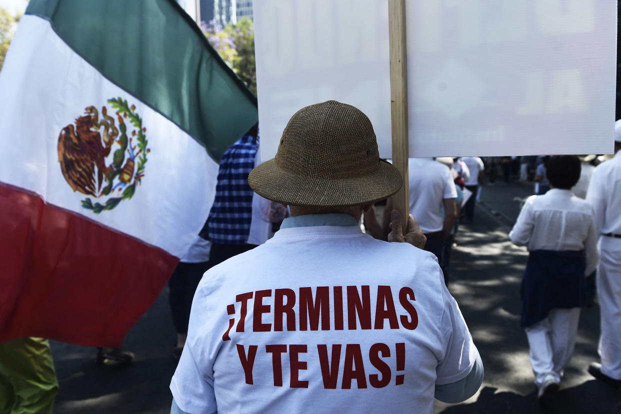 Un oponente del presidente de México, Andrés Manuel López Obrador (AMLO) durante una manifestación contra la consulta para la revocación de mandato. (Foto: CLAUDIO CRUZ / AFP  via Getty Images)