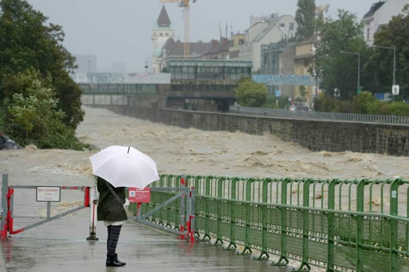 A view of the flooded Wiener River, a tributary of the Danube. The storm-related flooding has now reached the federal capital. Georg Hochmuth/APA/dpa