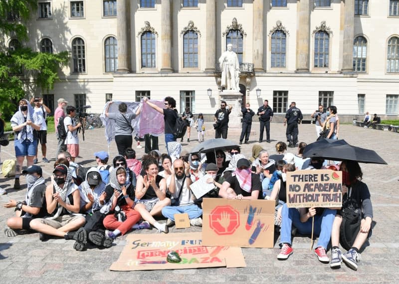 People protest against the war in the Gaza Strip on the grounds of Humboldt University Berlin. Paul Zinken/dpa
