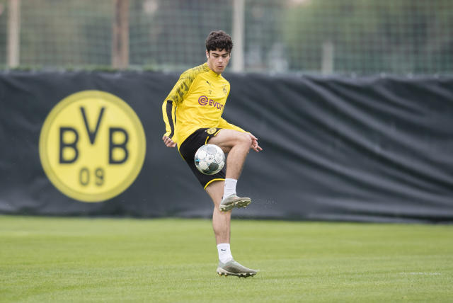 Giovanni Reyna of Borussia Dortmund U19 controls the ball during