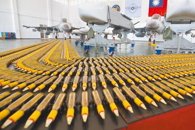 澎湖馬公基地天駒部隊IDF經國號戰機武力展示，有萬劍彈、天劍一型飛彈、天劍二型飛彈、20mm炮彈等。（杜宜諳攝）