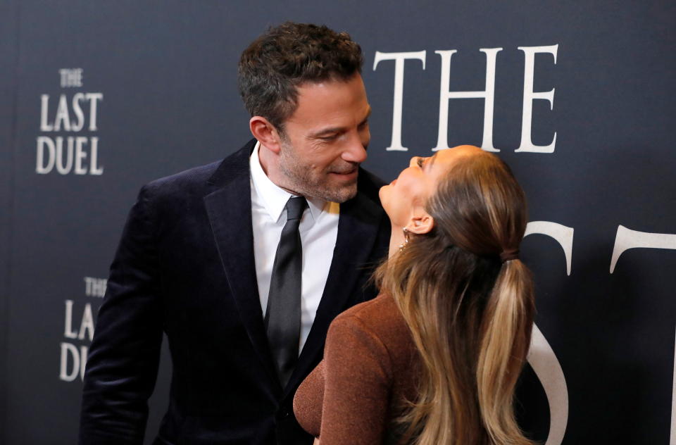 Ben Affelck and Jennifer Lopez pose as they attend the premiere of 