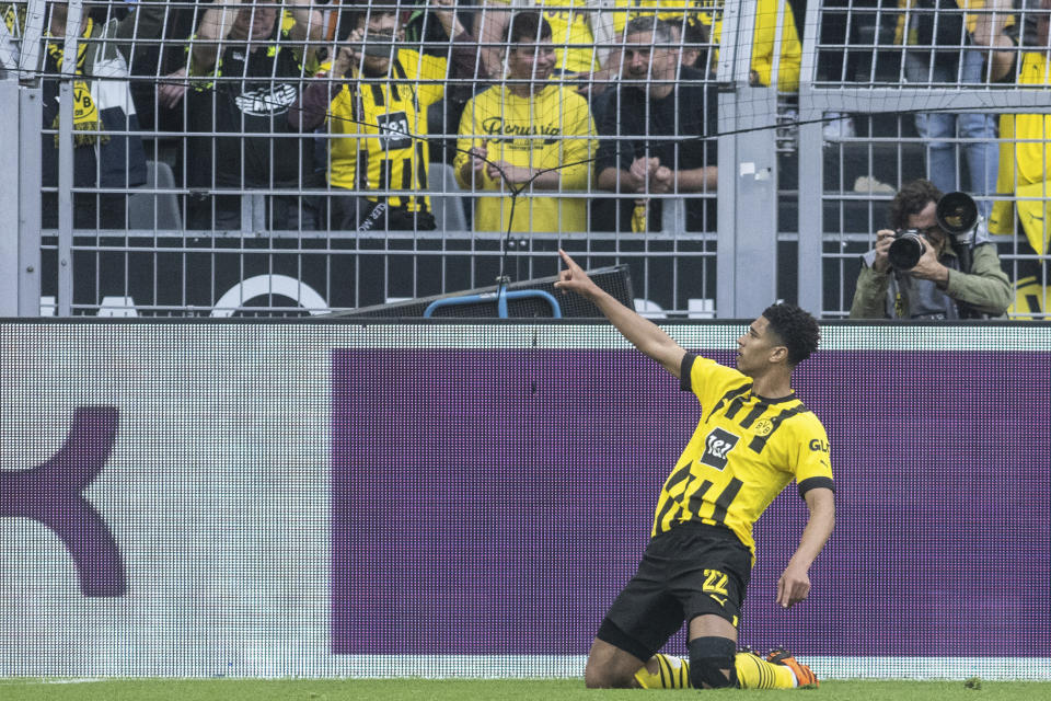 Jude Bellingham del Borussia Dortmund celebra tras anotar el segundo gol de su equipo en el encuentro ante el Borussia Mönchengladbach en la Bundesliga el sábado 13 de mayo del 2023. (Bernd Thissen/dpa via AP)