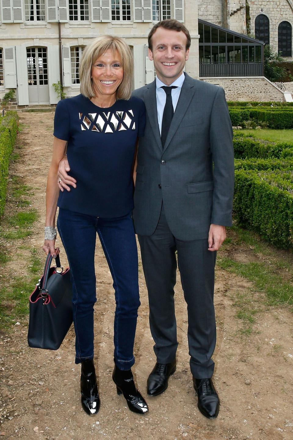 <p>In a navy top with dark-wash jeans and black patent leather ankle boots posing with her husband in Thiron Gardais, France.</p>