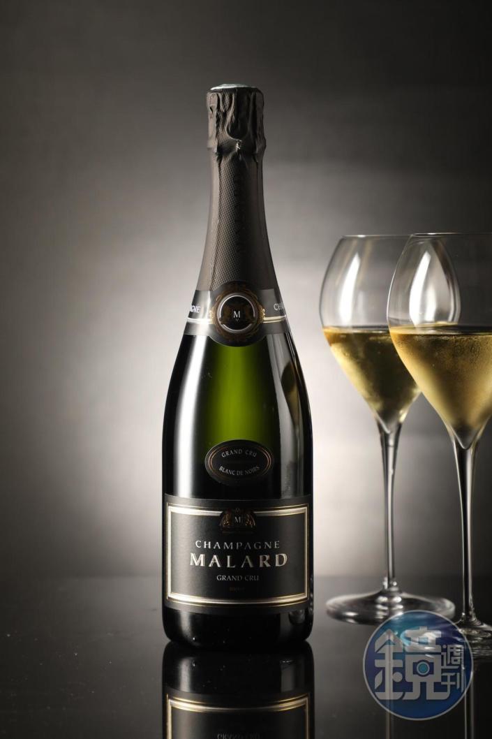 「Malard, Grand Cru, Blanc de Noir, NV」採用特級園的黑皮諾釀造，結構厚實馥郁，與牛小排豐富調味相融合。（2,400元／瓶）