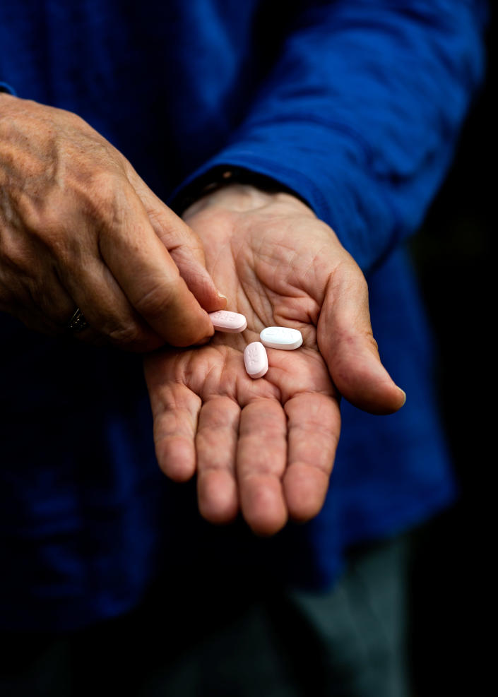 Mary Ann Neilsen tient ses dernières pilules Paxlovid alors qu'elle se remettait du COVID-19 à Santa Barara, en Californie, le 6 janvier 2022. (Alex Welsh/The New York Times)