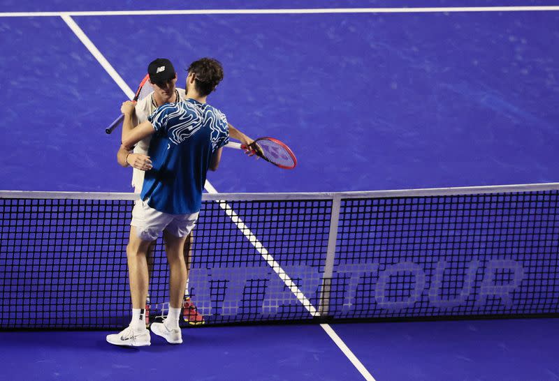 Los estadounidenses Tommy Paul (blanco) y Taylor Fritz se abrazan tras finalizar la semifinal que ganó el primero en el Abierto Mexicano de Tenis