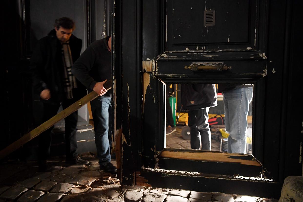 Les officiers de police devant la porte dégradée du ministère de Benjamin Griveaux, à Paris, le 5 janvier 2019. - Bertrand GUAY / AFP

