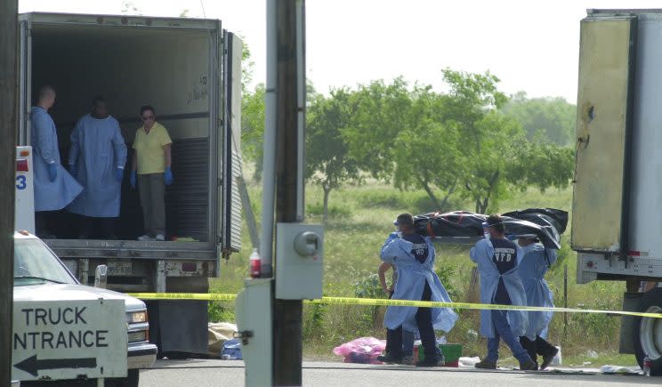 Fotografía de archivo de la policía recogiendo evidencias en el tráiler donde murieron 19 inmigrantes, en Victoria, Texas, en el 2003. (AP Photo/Eric Gay)