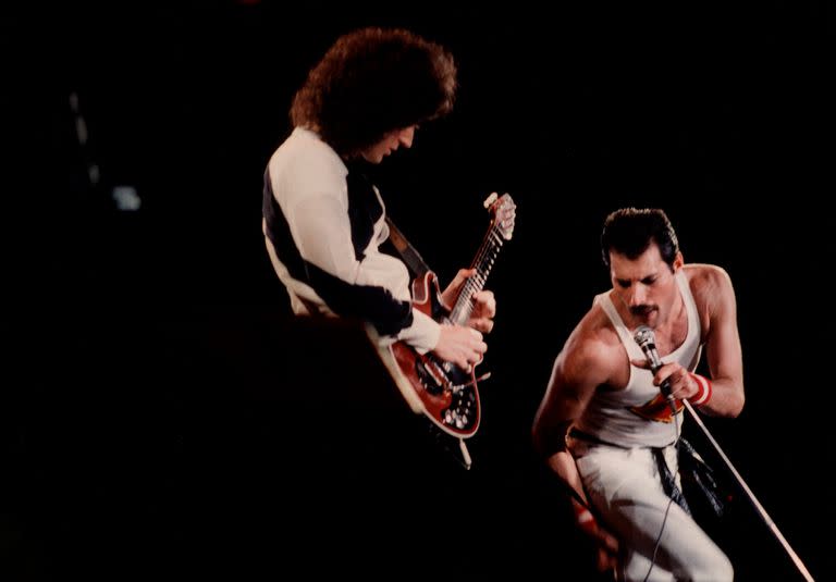 Brian May y Freddie Mercury presentando The Game en 1982