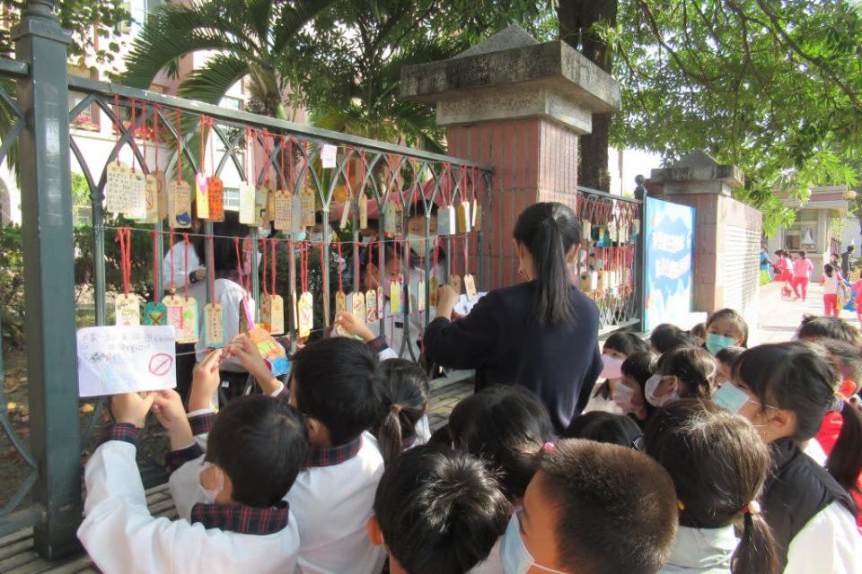 新泰國小師生在校門口掛起減塑宣導的祈願卡。（記者陳佳伶攝）