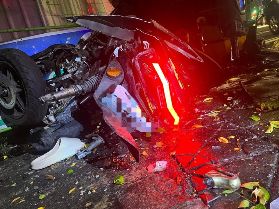 高雄左營9日凌晨發生一起死亡車禍，停等紅燈的機車騎士遭酒駕自小客車，自後方高速撞擊，機車成廢鐵，騎士送醫不治。（記者張翔翻攝）