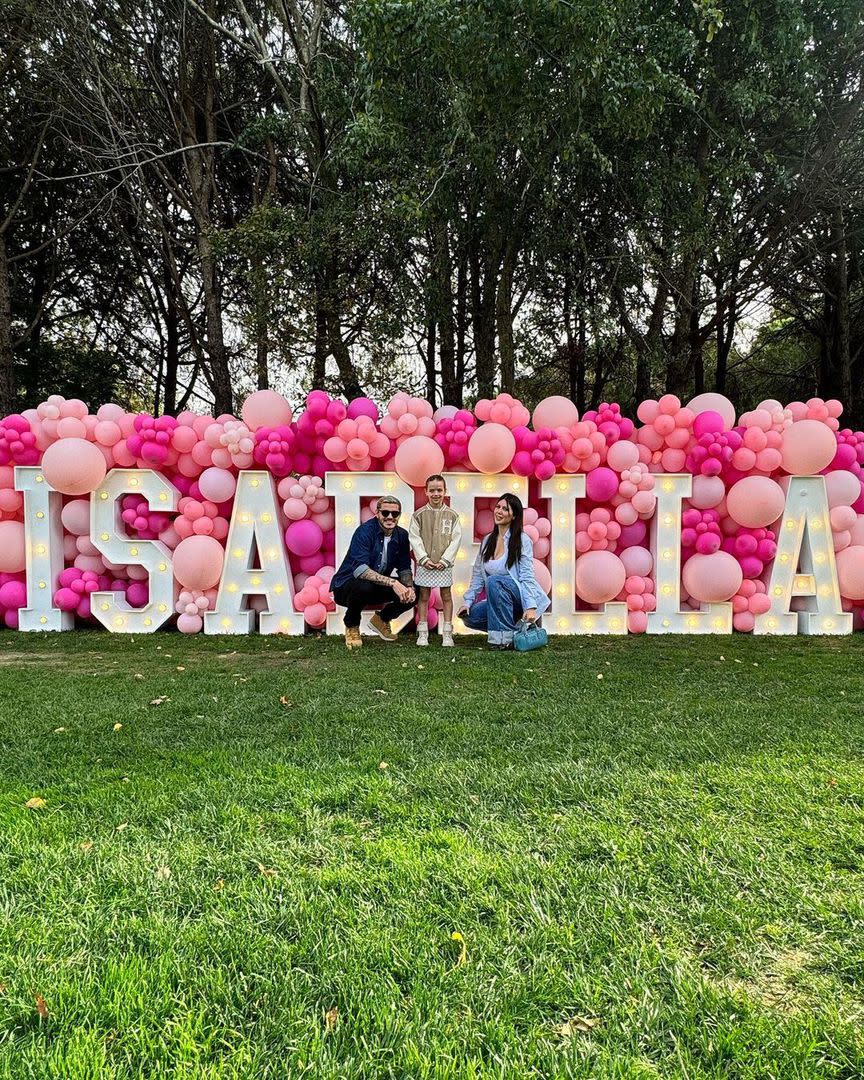 El cartel con su nombre rodeado de sus padres, el cumpleaños número 7 de Isabella Icardi