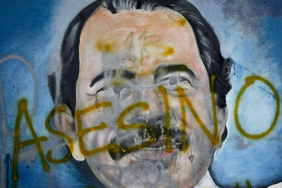 Mural callejero del presidente de Nicaragua Daniel Ortega sobre el cual se escribió la palabra "asesino". Foto del 26 de mayo del 2018 tomada en Managua. (AP Photo/Esteban Felix,File)