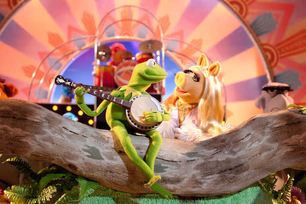 Kermit the Frog and Miss Piggy singing a song together.