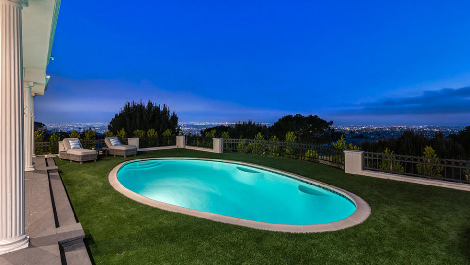 600 Clinton Place in Trousdale Estates, CA pool