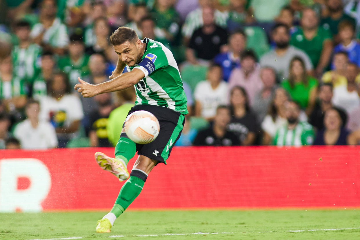 El disparo de Joaquín Sánchez que terminó en gol y le convirtió en el más veterano en marcar en la Europa League. (Foto: Joaquin Corchero / Europa Press / Getty Images).