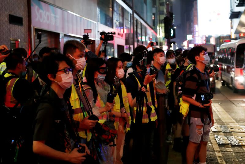 FOTO DE ARCHIVO: Periodistas con chalecos amarillos son vistos durante una protesta antigubernamental en Mong Kok, en Hong Kong, China, el 13 de mayo de 2020
