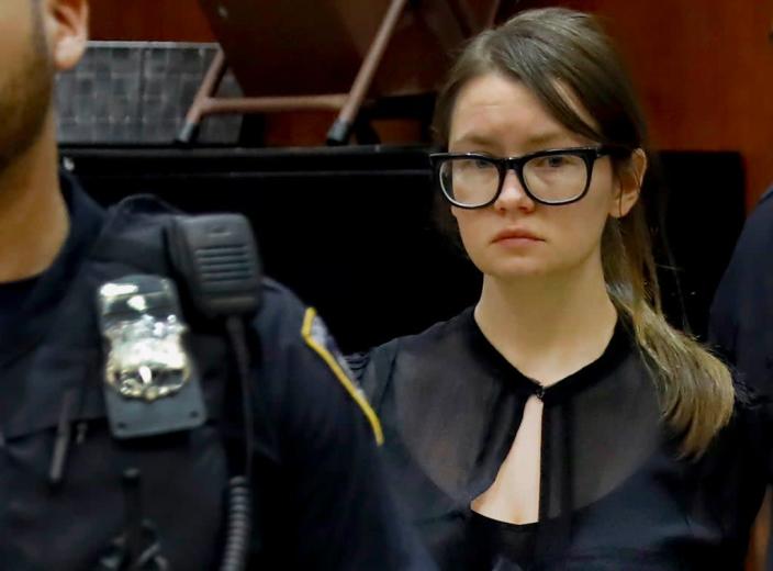 Anna Sorokin entschuldigte sich während der Anhörung zum Urteil vor dem Obersten Gerichtshof von Manhattan (Copyright 2019 Associated Press. Alle Rechte vorbehalten.)