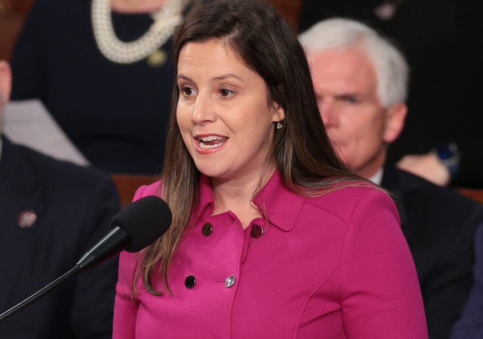 Die New Yorker Abgeordnete Elise Stefanik (Republikaner) fordert den Rücktritt von Harvard-Präsidentin Gay. - Copyright: Win McNamee/Getty Images