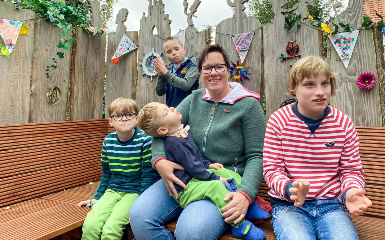 Derzeit leben vier Pflegekinder im Haus von Kerstin Held (Mitte). Doch Max, Richard, Jonathan und Cora brauchen mitunter Intensivpflege. (Bild: ZDF / Fabian N. Hüsch)